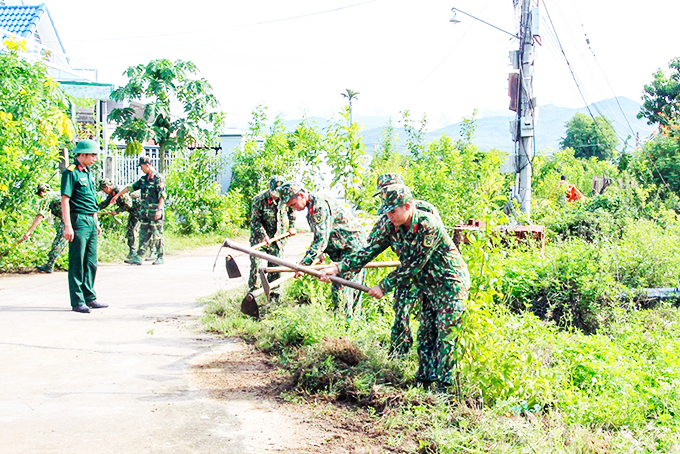 Cán bộ, đoàn viên Liên chi đoàn Tiểu đoàn Bộ binh 460  dọn vệ sinh đường làng ngõ xóm trên địa bàn xã Diên Thọ.