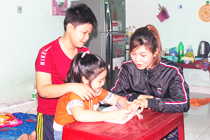 Chị Nguyễn Thị Mỹ Hạnh phải nghỉ việc để ở nhà trông giữ con.