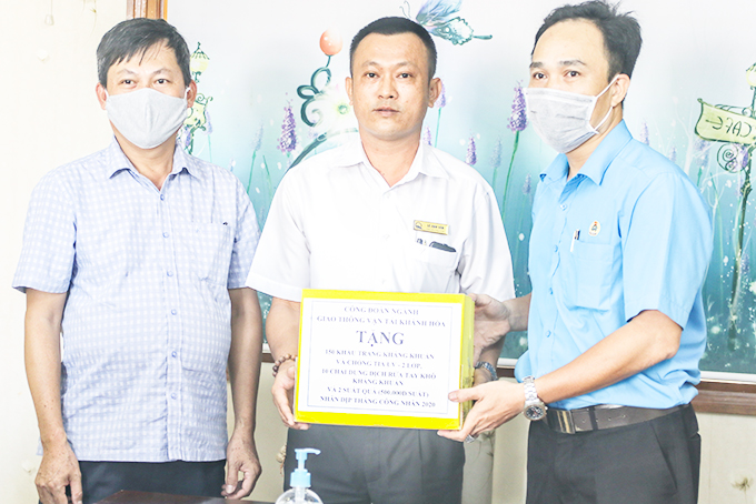 Tặng 1.200 khẩu trang cho lao động tiếp xúc nhiều với khách hàng