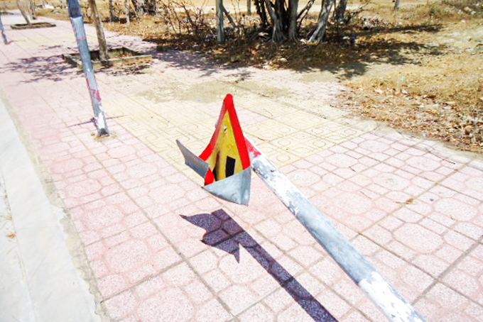 Trụ biển báo bị gãy