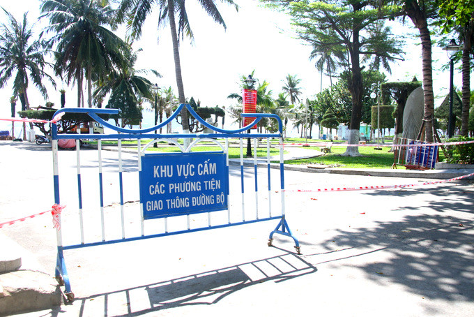 Lực lượng chức năng của TP. Nha Trang đã đặt biển cấm đưa phương tiện giao thông đường bộ vào công viên bờ biển