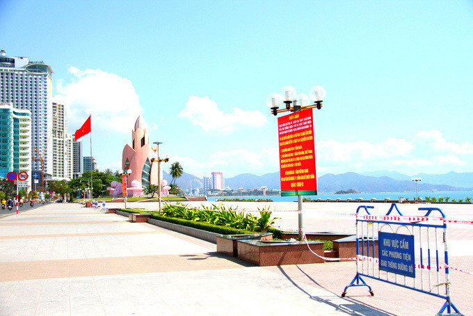  TP. Nha Trang đã cho gắn biển thông báo cấm tắm biển và chăng dây dọc theo đường Trần Phú để hạn chế người ra biển