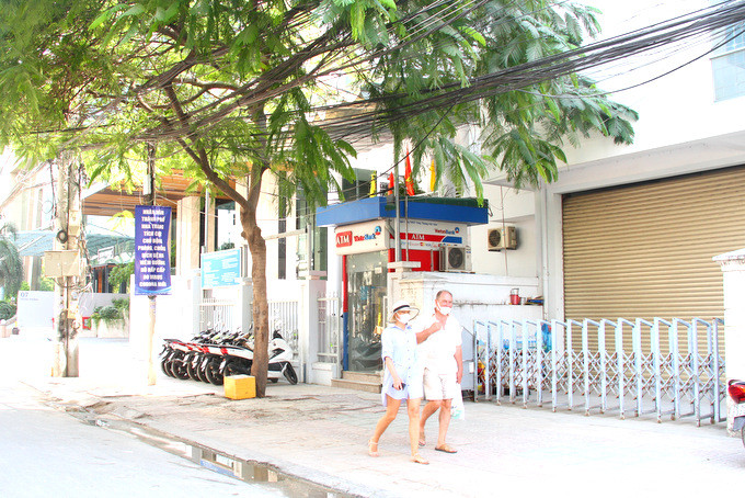  Số ít du khách nước ngoài còn sót lại ở Nha Trang 