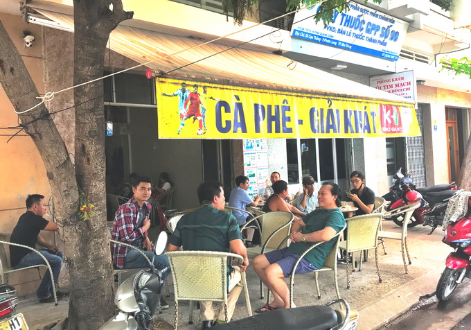 Quán cà phê thuộc khu đô thị Phước Long đông khách và đặc biệt họ đều không đeo khẩu trang để phòng dịch