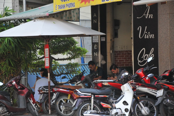 Một quán cà phê trên đường Lê Thành Phương trong sáng 1-4 khá đông khách