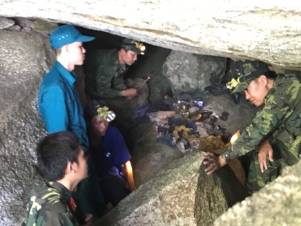 Hài cốt liệt sĩ được phát hiện nằm sâu trong hang đá hơn 35m