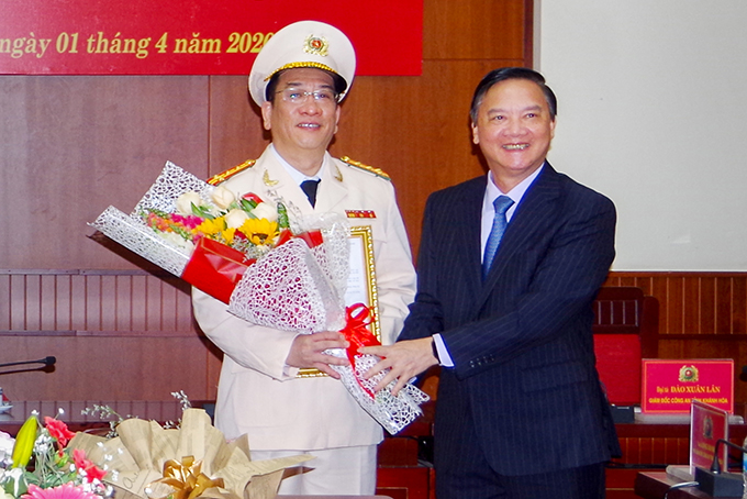 Ông Nguyễn Khắc Định, Ủy viên Trung ương Đảng, Bí thư Tỉnh ủy trao Quyết định và tặng hoa chúc mừng Đại tá Đào Xuân Lân
