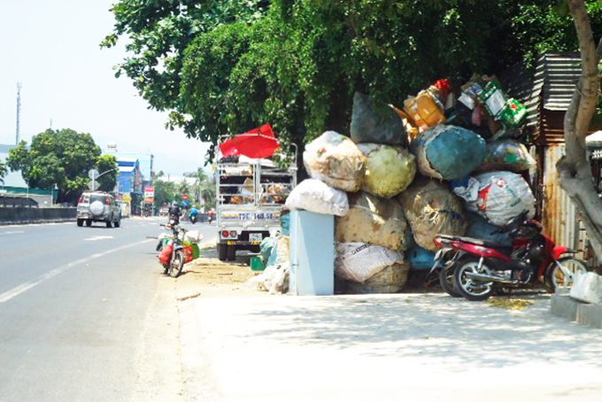 Phế liệu chiếm hành lang đại lộ