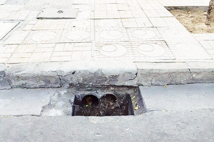 Cần lắp lại nắp cống