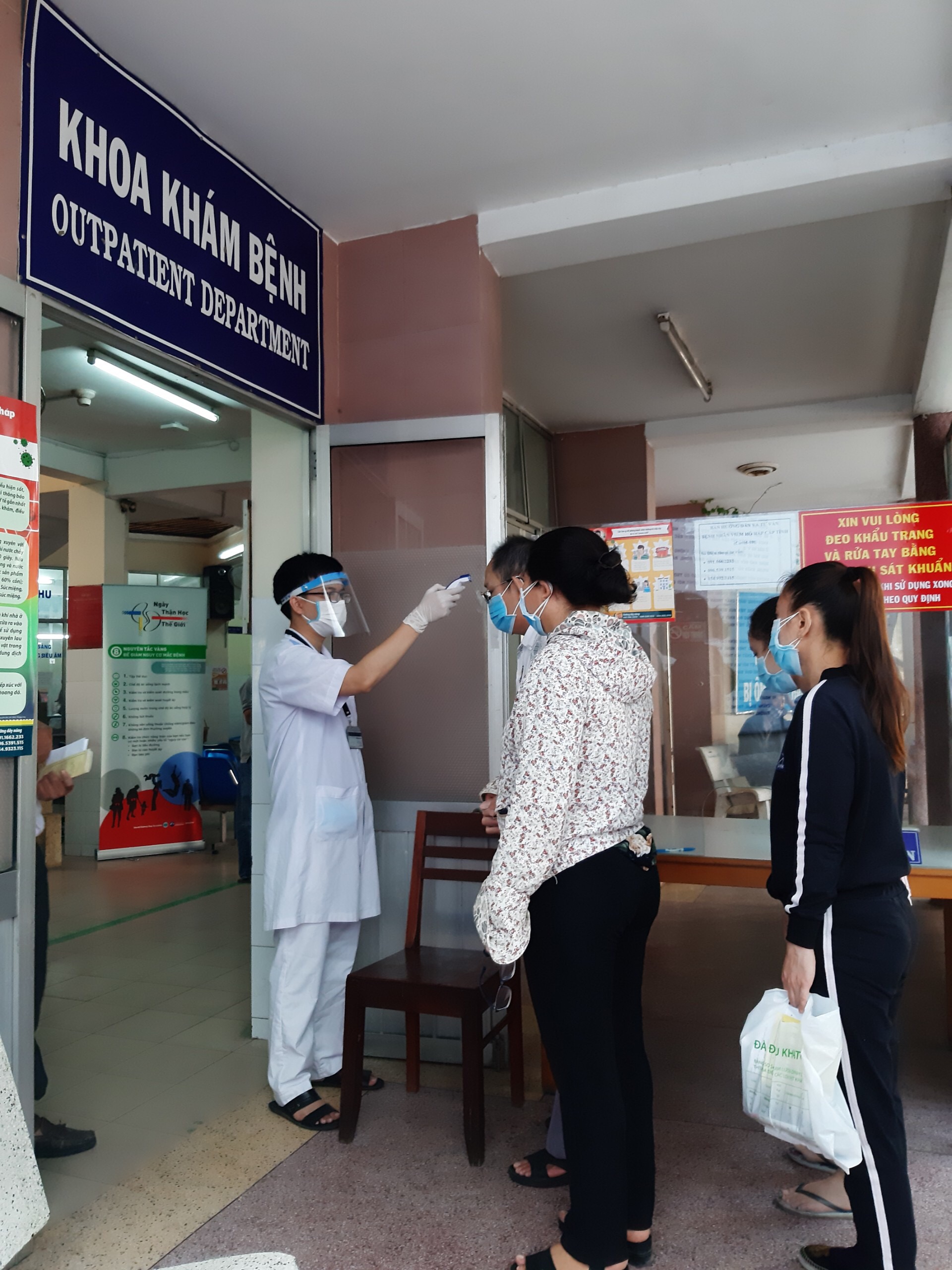 Kiểm tra thân nhiệt người đến khám bệnh tại Bệnh viện Đa khoa tỉnh Khánh Hòa.
