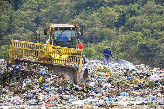 Công nhân đang làm việc tại bãi chôn lấp rác Lương Hòa.