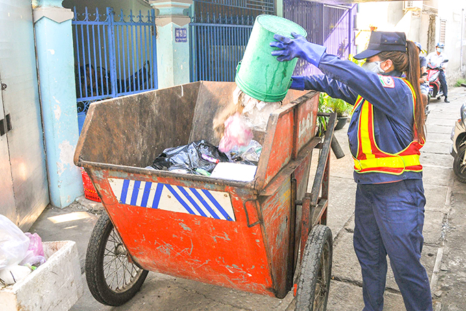 Bà Vương Thị Ngọc Hà đi thu gom rác ở khu vực các con hẻm xung quanh đường Đoàn Trần Nghiệp.