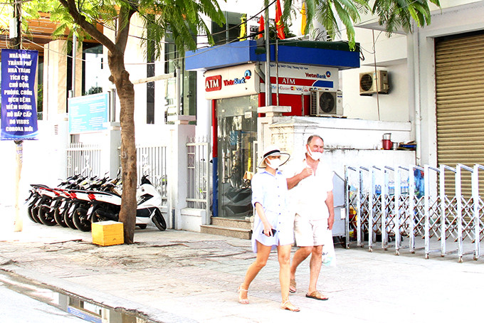Số ít khách du lịch nước ngoài còn lại ở Nha Trang (ảnh chụp sáng 1-4).