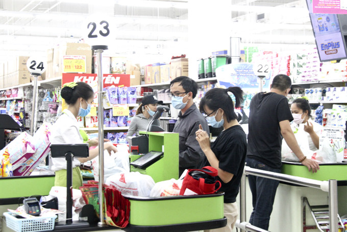 Nhiều người nội trợ đi siêu thị giờ thấp điểm thay cho chợ truyền thống.