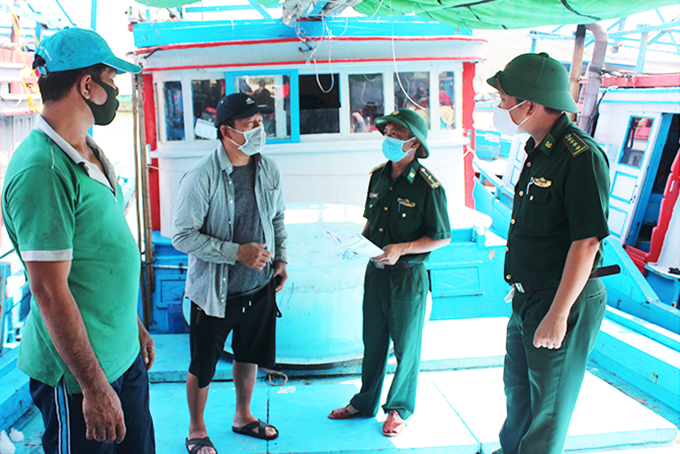Tuyên truyền phòng, chống dịch Covid-19 cho ngư dân