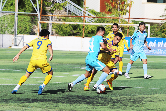 Bóng đá sân cỏ nhân tạo: Thiếu sự gắn kết