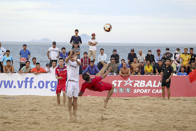 Tran Vinh Phong, who is performing back volley, is appointed new head coach of Khanh Hoa’s beach football team