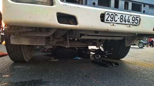 Xe máy điện của nạn nhân bị cuốn vào gầm xe trộn bê tông