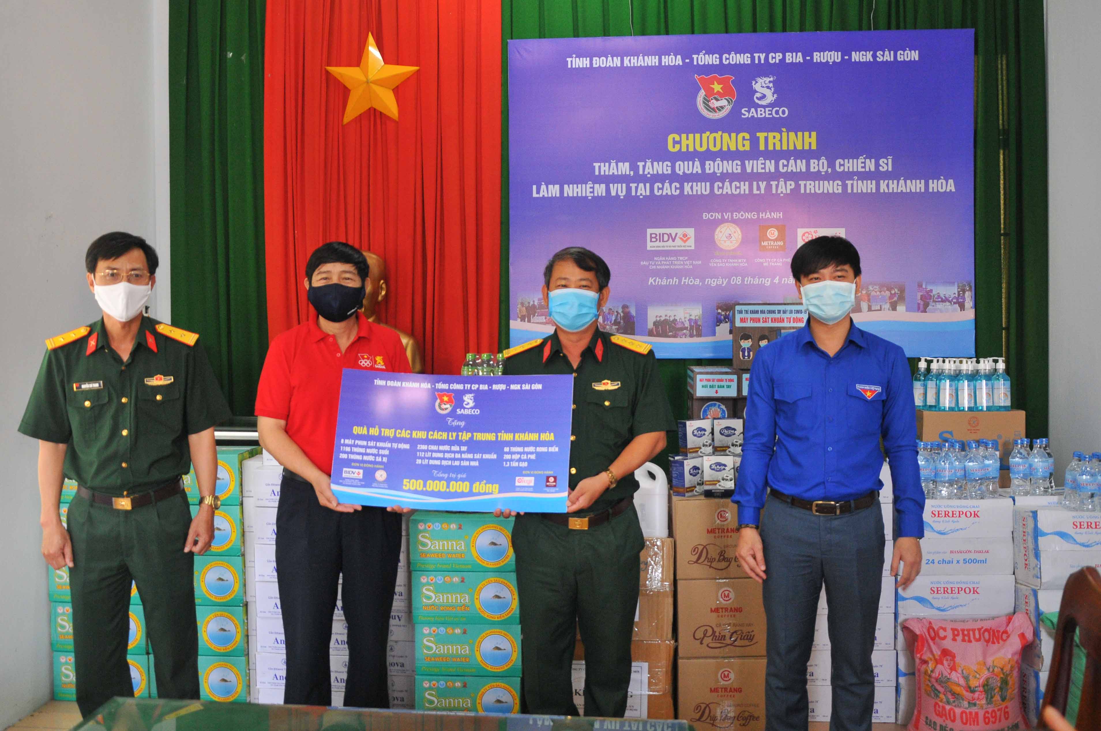 Trao quà trị giá hơn 500 triệu đồng phục vụ công tác tại các khu cách ly tập trung