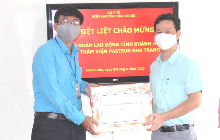 Đại diện lãnh đạo Liên đoàn Lao động tỉnh Khánh Hòa trao hỗ trợ cho Công đoàn cơ sở Viện Pasteur Nha Trang.