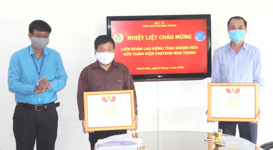 Đại diện lãnh đạo Liên đoàn Lao động tỉnh Khánh Hòa trao bằng khen cho những tập thể, cá nhân có nhiều thành tích xuất sắc.