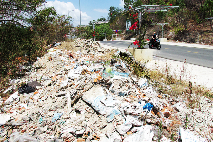 Hành lang đường vòng núi Chụt đầy rác