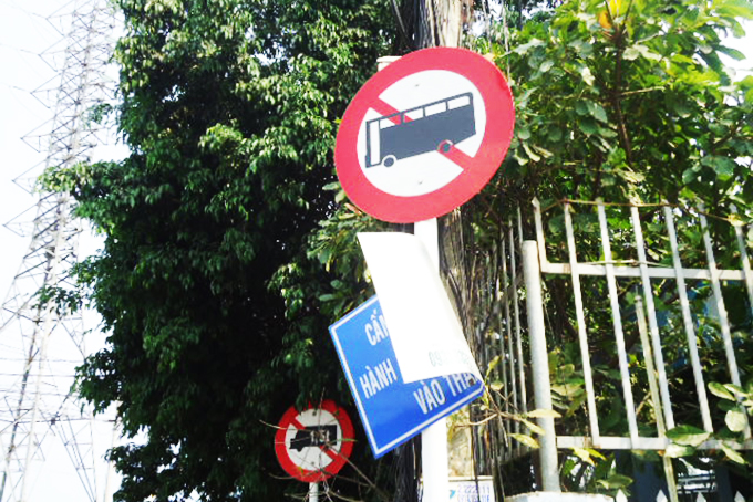 Bảng cấm bị cong