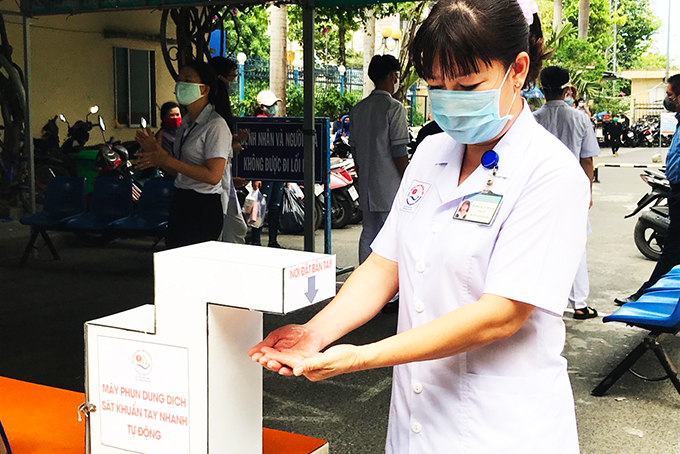 Máy sát khuẩn tay tự động ở Bệnh viện Đa khoa tỉnh Khánh Hòa