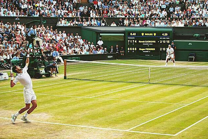 Hình ảnh trong set cuối trận chung kết Wimbledon năm ngoái giữa Djokovic và Federer. Ảnh: Reuters.
