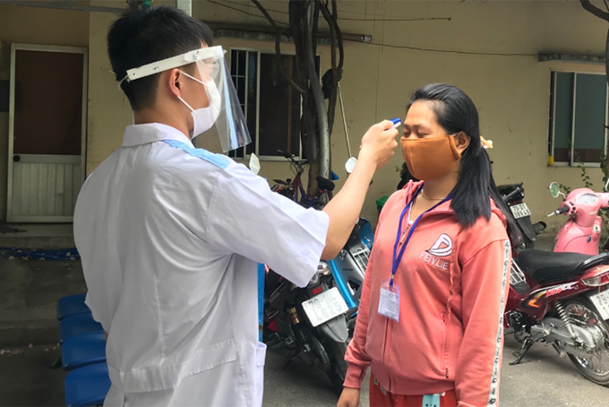 Kiểm tra thân nhiêt người thăm nuôi bệnh tại Bệnh viện Đa khoa tỉnh Khánh Hoà