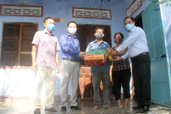 Trao 250 phần quà cho các gia đình khó khăn ở xã Vĩnh Phương