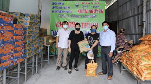 Mặt trận phường Vĩnh Hải trao 113 suất quà cho người nghèo