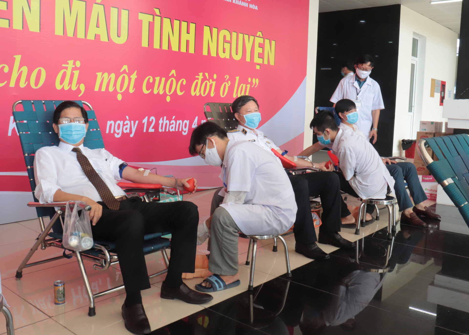 Ông Nguyễn Tấn Tuân tham gia hiến máu tình nguyện