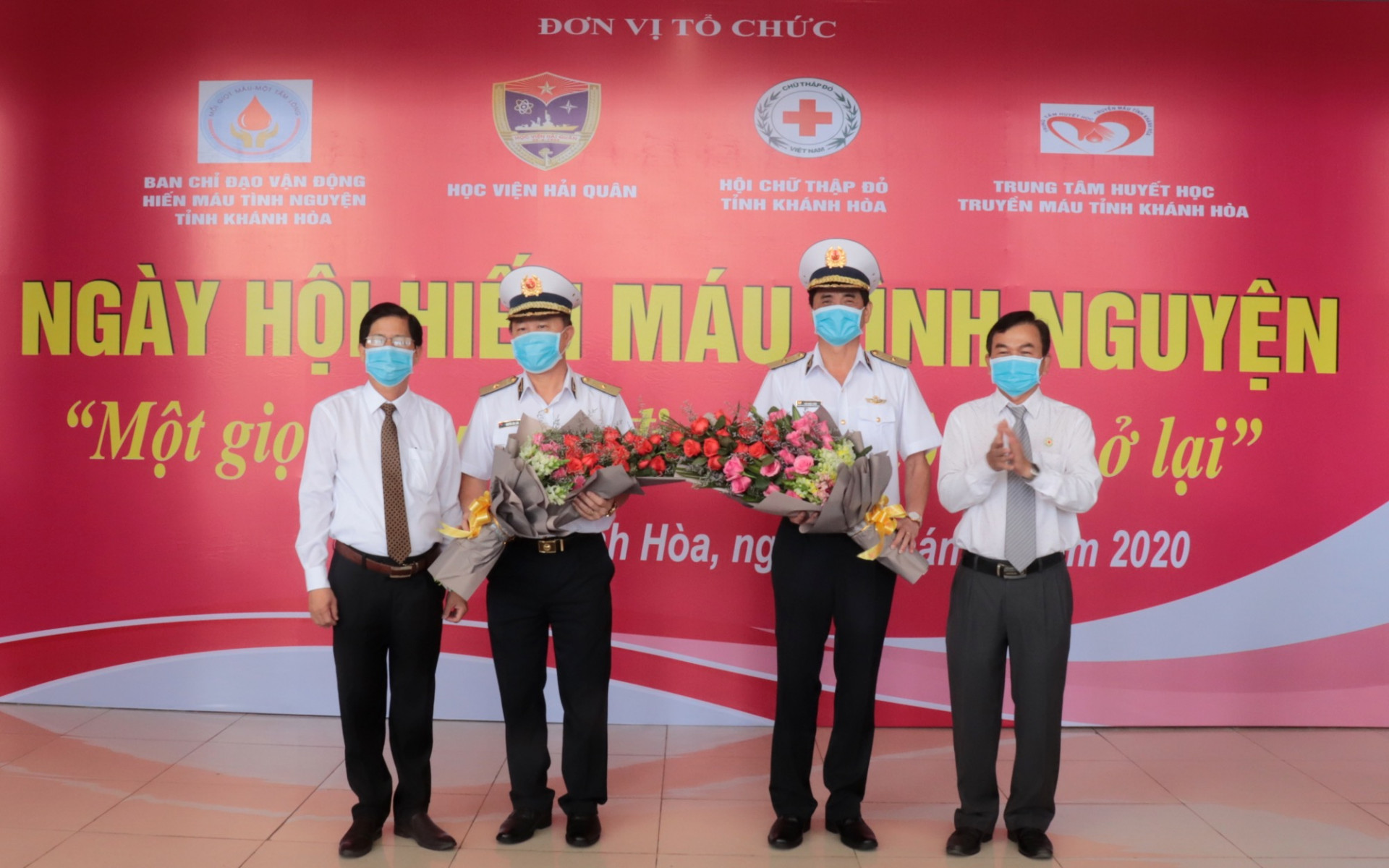 Ông Nguyễn Tấn Tuân trao tặng hoa cho lãnh đạo Học viện Hải quân