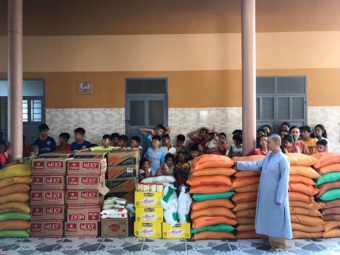 Ban từ thiện xã hội Phật giáo Khánh Hòa trao 435 suất quà cho người nghèo