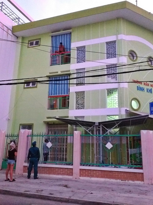 Mâu thuẫn với bạn gái, nam du khách người Ấn Độ nhảy lầu