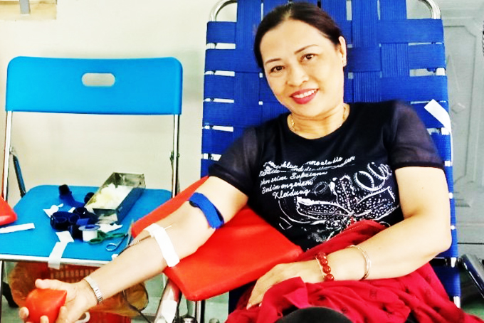 Bà Nam trong một lần tham gia hiến máu tình nguyện.