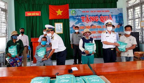 Kho 858 tặng gạo, cấp nước ngọt cho người dân xã Cam Thịnh Tây