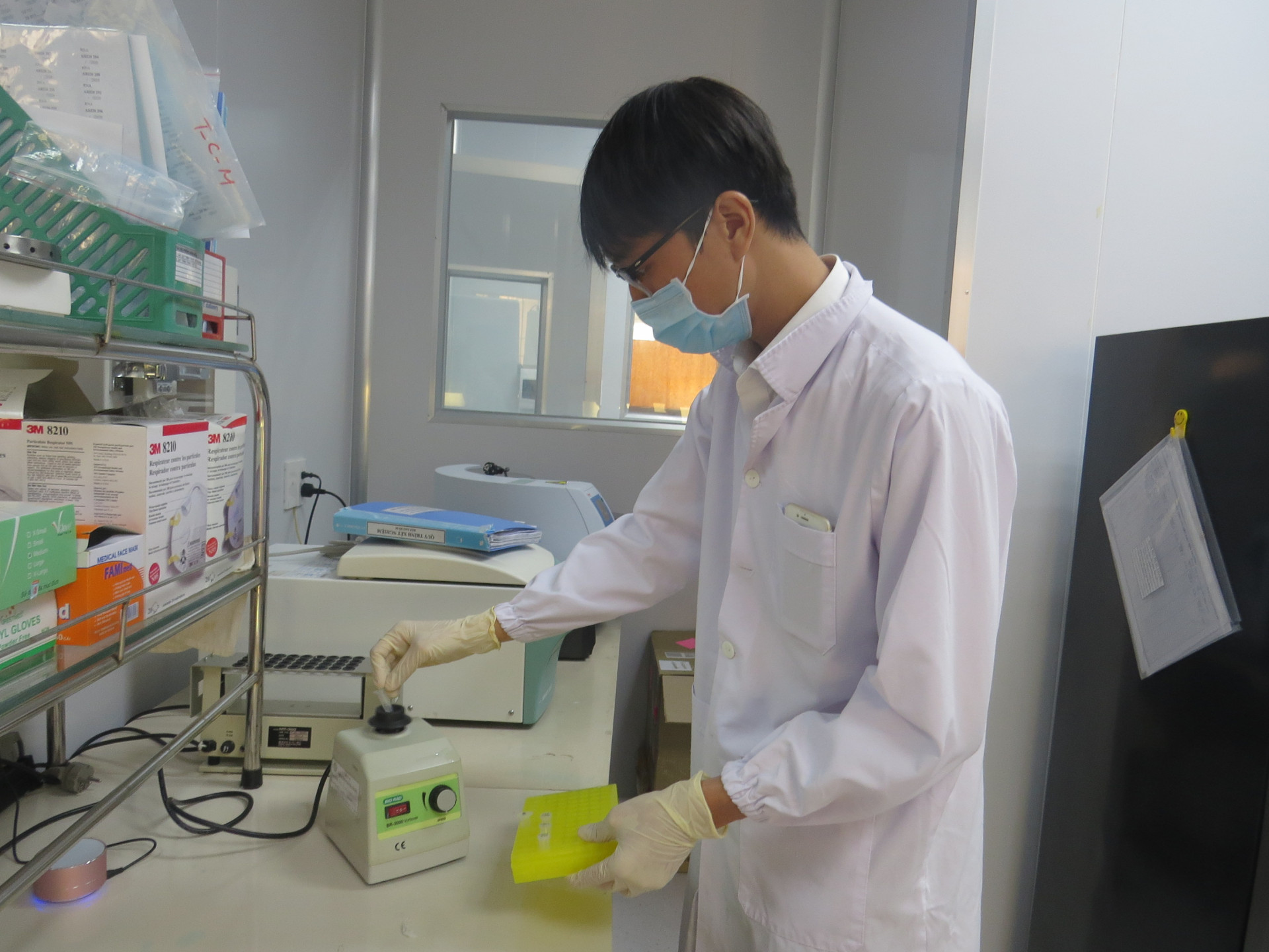 Thực hiện công đoạn xét nghiệm vi rút SARS-CoV-2 tại Viện Pasteur Nha Trang