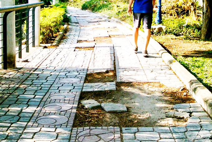 Gạch lát công viên bể nát