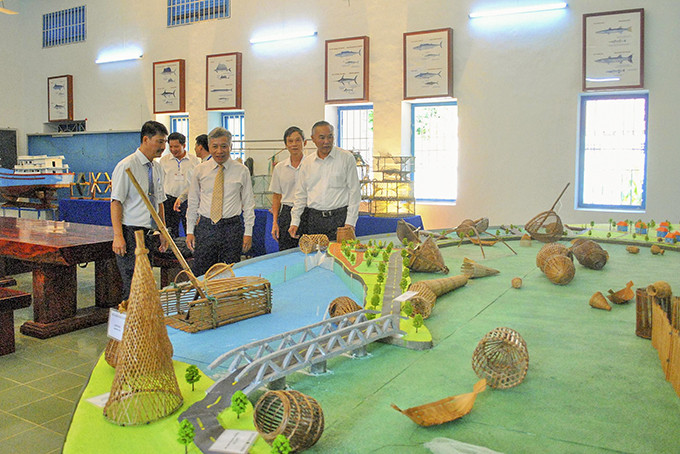 Deputy Minister of Agriculture and Rural Development Phung Duc Tien (right side) visits fishing tackle museum in 2019