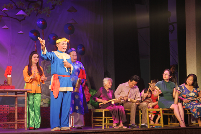 Một hội chơi hô bài chòi dân gian được tái hiện trên sân khấu của Nhà hát Nghệ thuật truyền thống tỉnh Khánh Hòa. Ảnh minh họa.