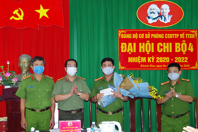 Đại tá Đào Xuân Lân trao thưởng cho Phòng CSHS.