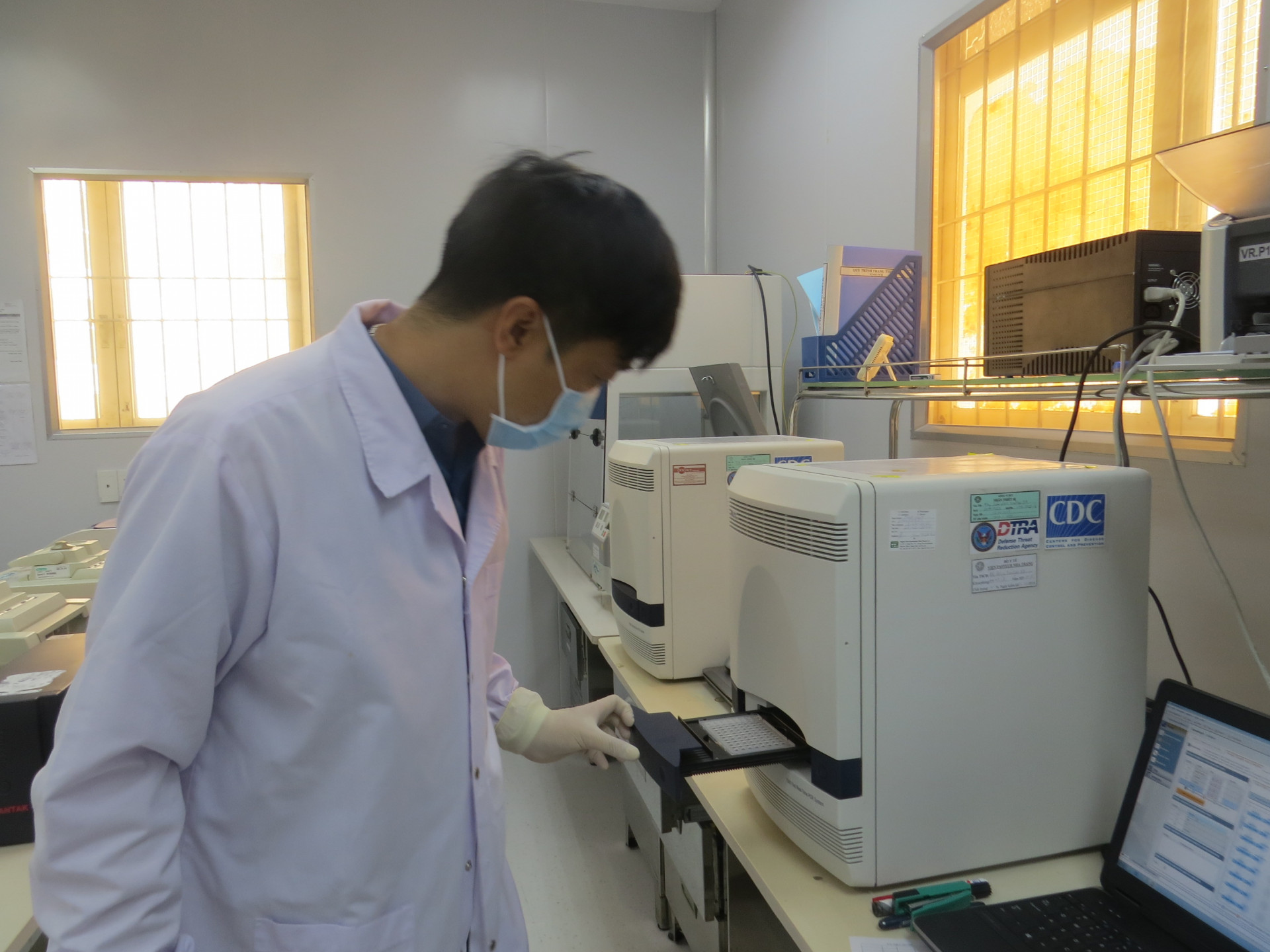 Thực hiện công đoạn xét nghiệm vi rút SARS -CoV-2 tại Viện Pasteur Nha Trang