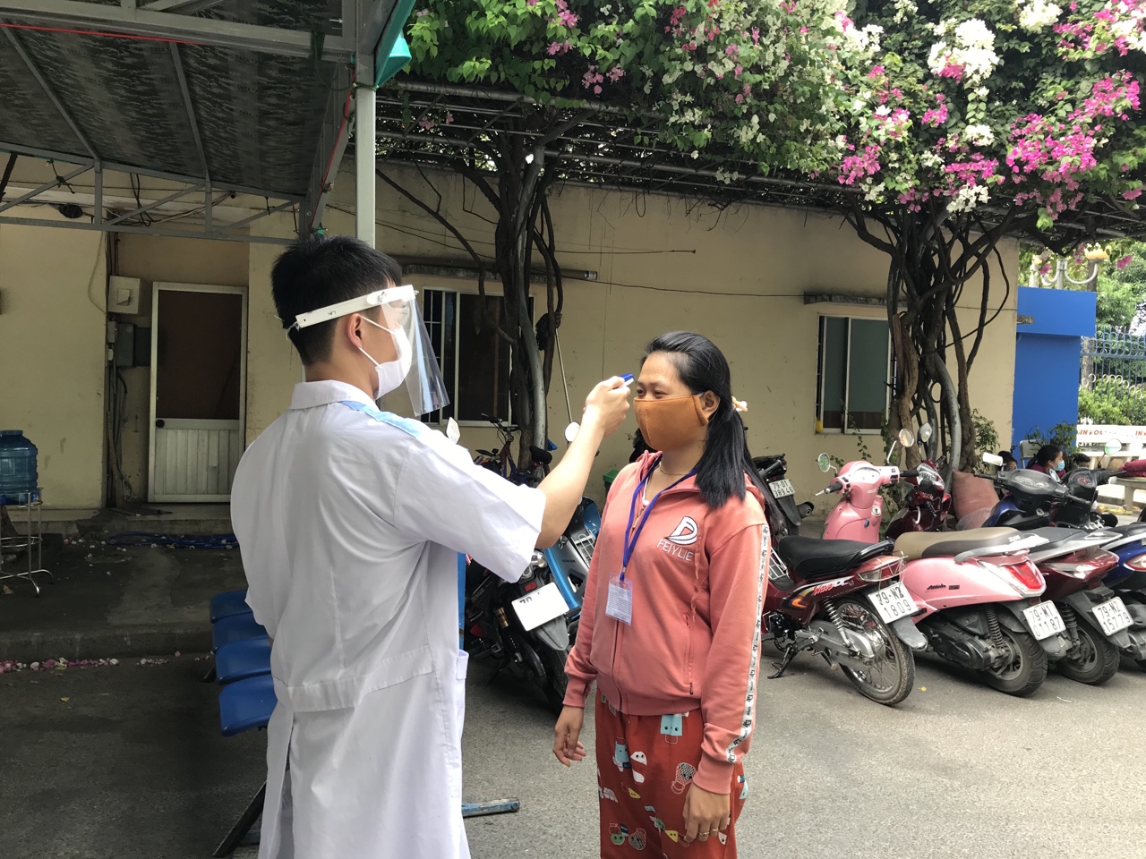 Cán bộ y tế Bệnh viện Đa khoa tỉnh Khánh Hoà đo thân nhiệt người đến bệnh viện