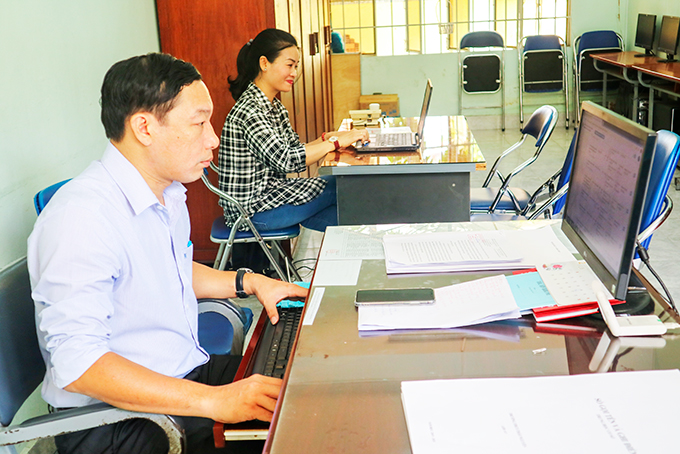 Các thầy cô Trường THCS Thái Nguyên  thực hiện giảng dạy trực tuyến. 