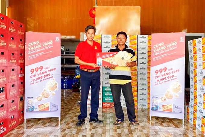 Anh Nguyễn Văn Dũng - Bình Thuận nhận giải thưởng 1 chỉ vàng 9999 tại cơ sở Bia Saigon.