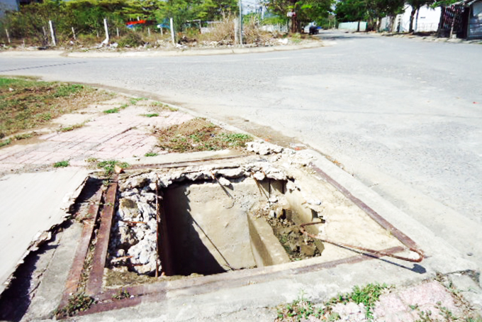 Cần thay mới nắp hố ga