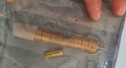 Mang súng mini đi chơi thì gặp công an