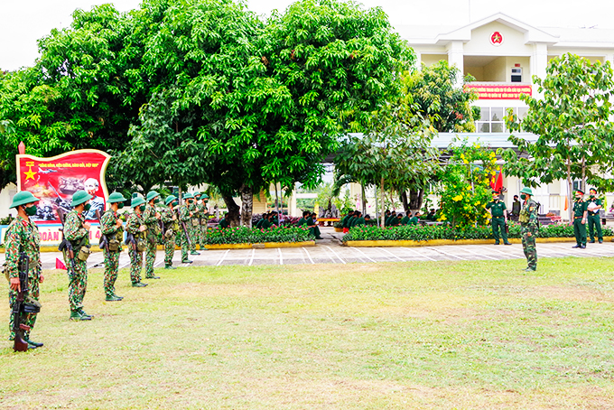 Đoàn công tác kiểm tra huấn luyện chiến sĩ mới tại Tiểu đoàn 460.